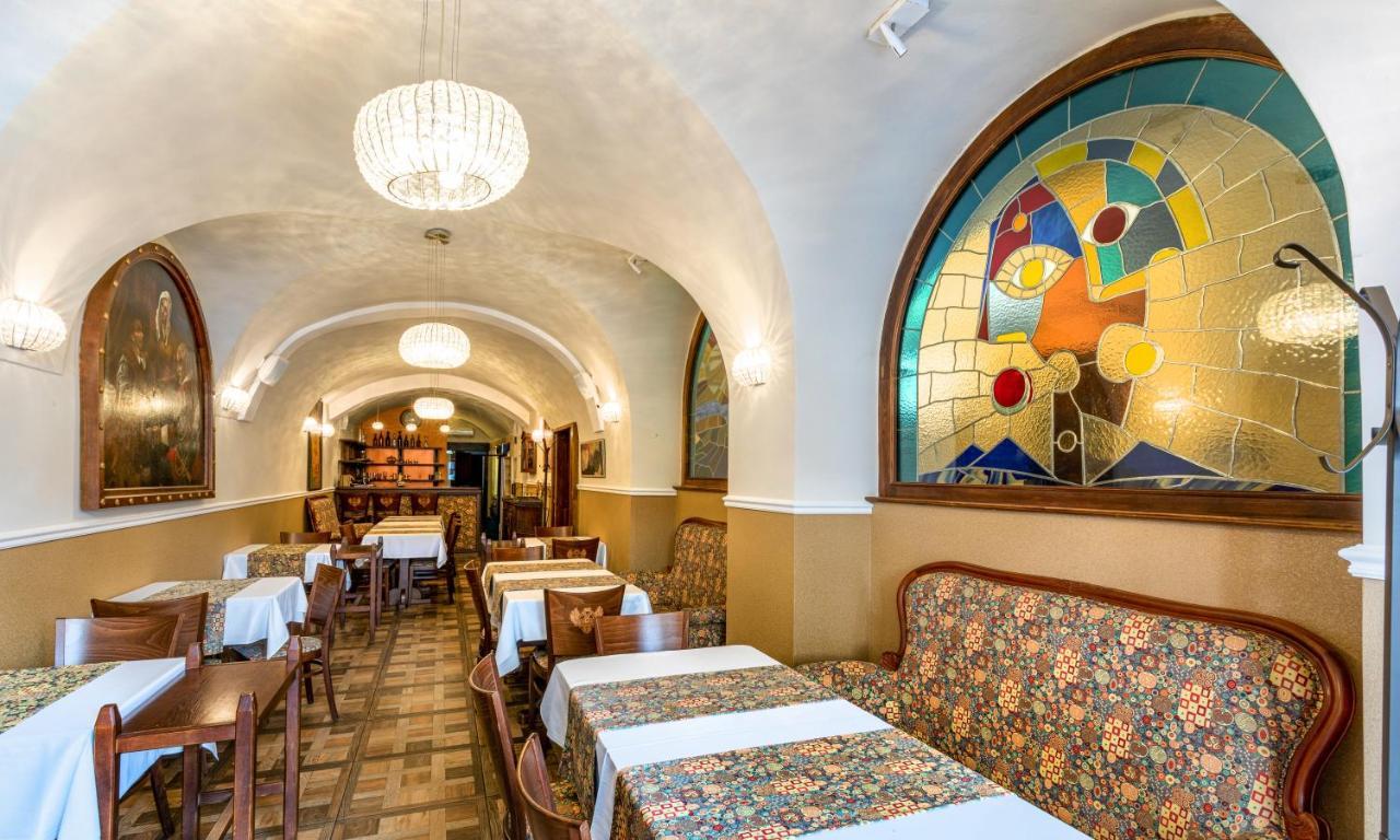 Otel U Cerneho Orla 4*
